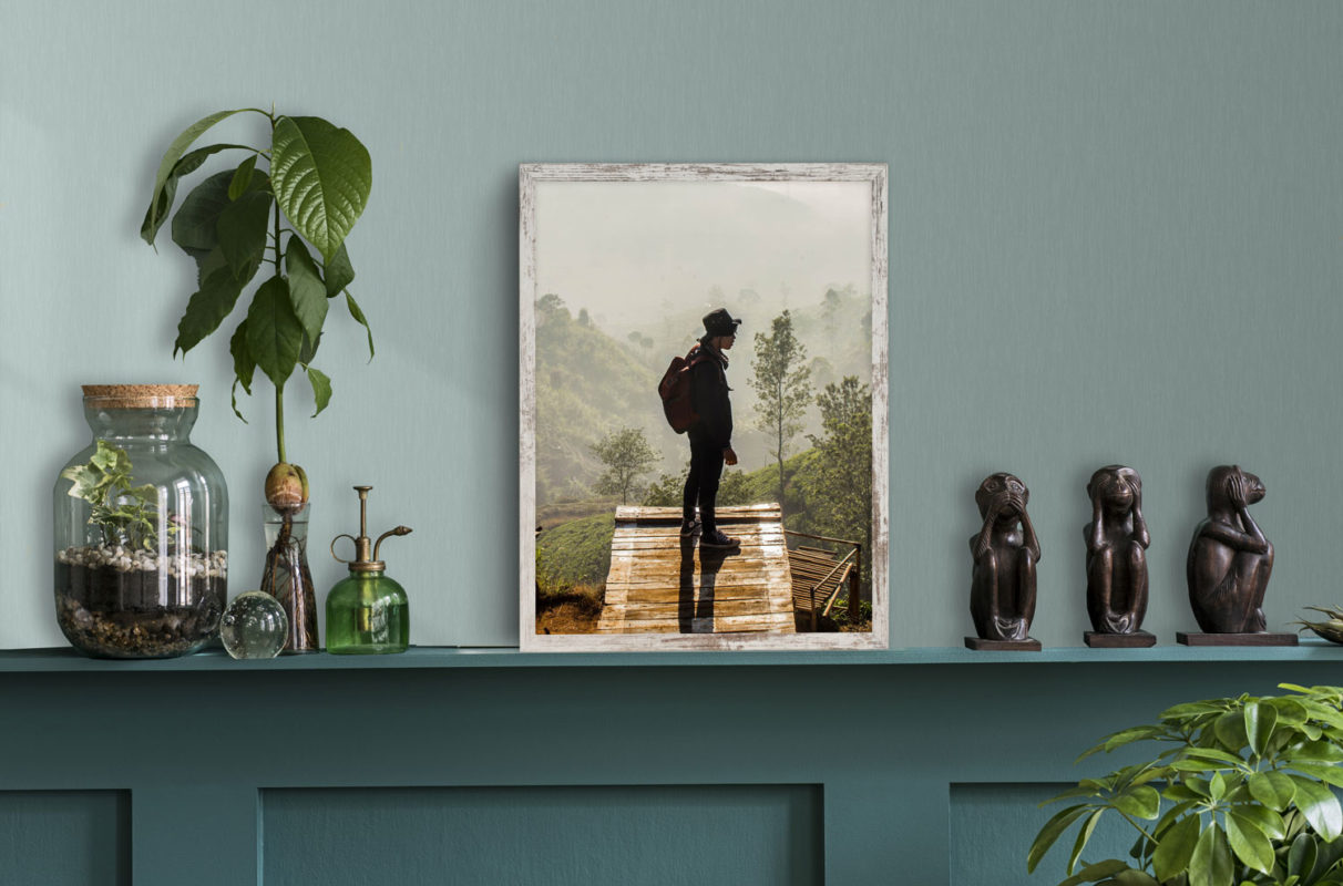 rama w salonie zielona ściana ramka vintage sosna antyk oprawa plakat w ramie fotoramka