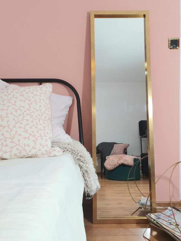 lustro w złotej ramie kasetonowe kasetonowej sypialnia róż i złoto