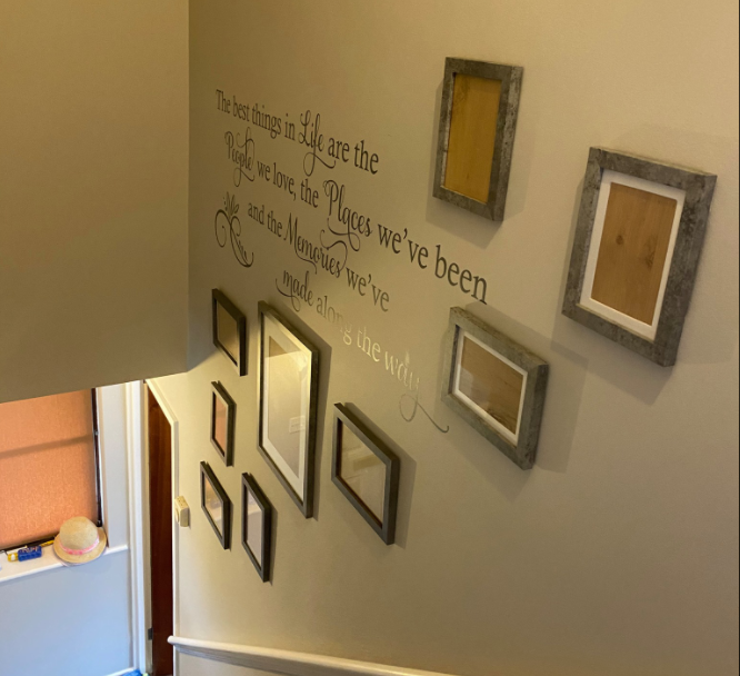 ramki na klatce schodowej ramki nad schodami fotoramki betonowe passe-partout