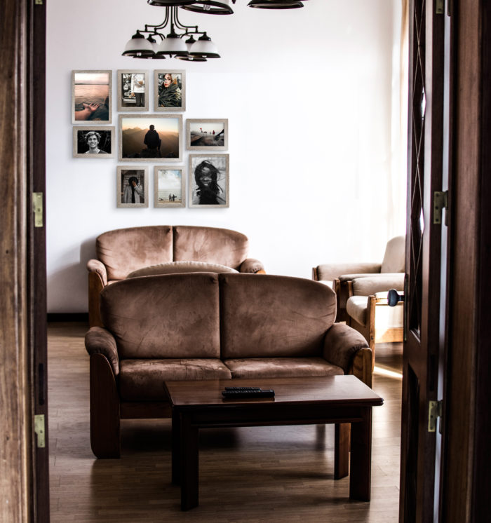 aranżacja barcelona multiramy na ścianie cappuccino