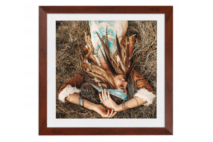 aranżacja salon ramka brąz brązowa ze szkłem i passe partout