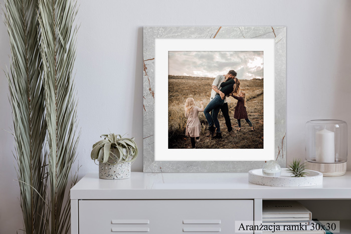 ramka szara marmur ze złotem z passe partout szkło stojąca wisząca