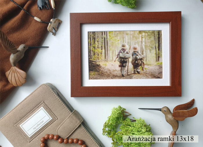 aranżacja salon ramka brąz brązowa ze szkłem i passe partout